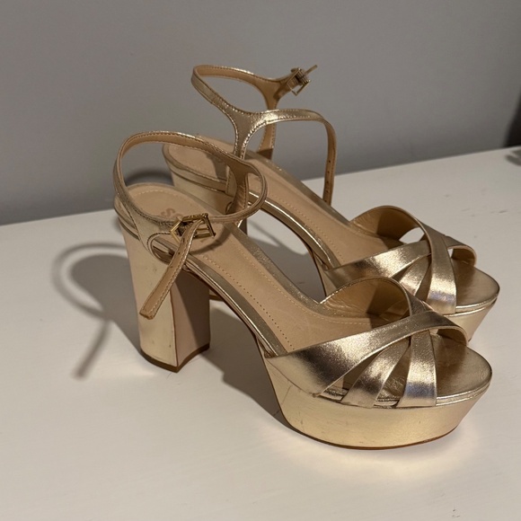 Schultz Gold Keefa Sandal, size 7 - Picture 3 of 6